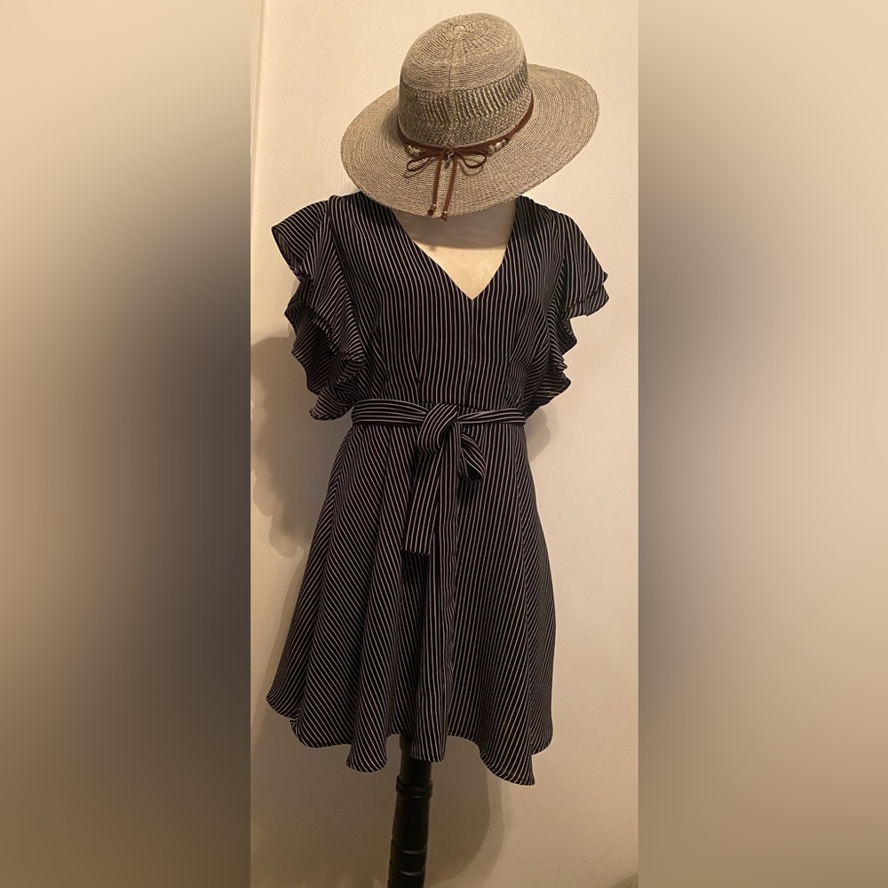 Windsor women’s medium size dress pinstripe black-and-white
